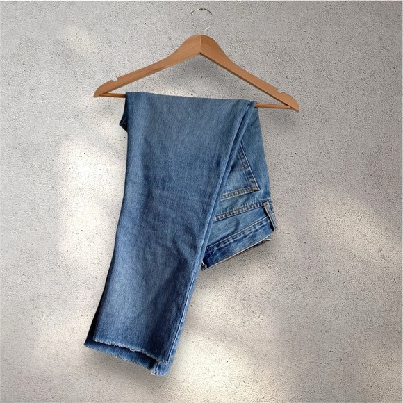 Levi's Women Wedgie Straight Medium Blue Jeans Raw Hem Button Fly Crop Ankle 28 - Picture 4 of 11